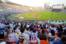 KBO '단 2년 만에' 계약 금액 '무려 8배 껑충' 초대박 터졌다→'1위' 바로 '이것'이었다니... 내년엔 또 다른 게 쏟아진다 '팬들 기대감↑'  [창간22 기획④]