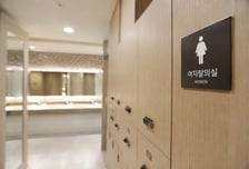 가발 쓰고 女탈의실 '슬쩍'…캐리비안베이 불법촬영 20대男 검거