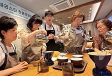 사회공헌 재개한 스타벅스, 시니어 바리스타 프로그램 성료