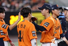 "최고 146㎞인데 왜 못 치지?" LG 강타선 잠재운 한화 전체 1순위, 김경문이 '선발 대기 1순위' 찍은 이유
