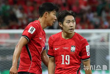 韓 축구 '설레는 투톱' 뜬다, 포지션 바꾼 손흥민·이강인 최전방 호흡 '기대감'
