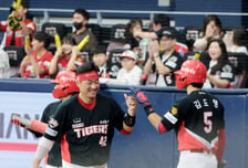 [포토]6회초 2사후 2루타로 찬스 만든 김태군