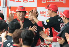 [한번에쓱]이거 쐐기포 맞지? '홈런 치고 맞으면 즐겁지!' 8회초 투런포 김태군