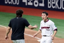 [포토]'경기 마친 후' 서건창과 이야기 나누는 나성범