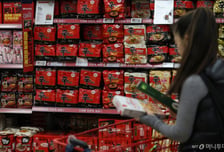 "가루는 못 내는 깊은 맛 잡아라"…국물 삼킨 라면 '액상스프' 전쟁