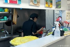 '4000원 김밥' 한 줄 팔면 겨우 500원 남는데..."비싸" 손님 발길도 뚝