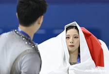 "무슨 사이냐고요? 상상에 맡길게요"... 9살 차이 日 피겨 금메달 커플, 깜짝 약혼 발표 "없어서는 안 될 존재"