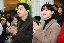 박위, 결국 강연 '줄취소'…아내 송지은은 SNS 댓글창 막았다