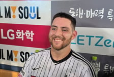 "사이클링 히트인 줄 몰랐다" 그럼 대체 왜, 복덩이 LG 외인은 3루까지 미친 듯이 뛰었나