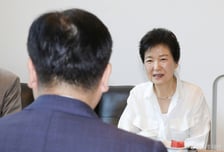 박근혜, 국힘 연찬회 참석...유영하 "정치 다시하겠다는 뜻 아냐"