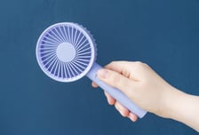 "남의 땀바람까지 맞아야 하나"…지하철 손풍기 사용에 일본 시끌