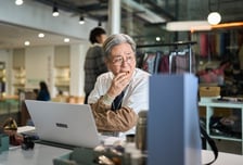 '인턴' 최민식, '실버인턴'의 바쁜 하루 일상 공개