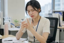 20대인데 손가락 관절 뻣뻣..."증상 수십개" 가임기 여성 노리는 '이 병'
