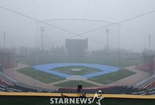 [오피셜] 롯데-KIA전 '뜻밖의' 변수 발생, 갑작스러운 폭우로 전격 '우천 취소' 결정→그런데 예비일이 없다
