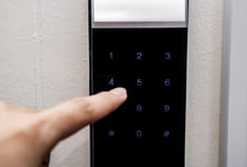 "옷 벗고 자고 있는데" 덜컥 열린 문...동의 없이 온 부동산, 처벌될까