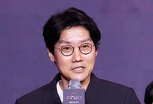 '오징어게임' 황동혁 감독, 이병헌 손잡고 '케이오 클럽'으로  스크린 컴백