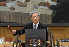 [속보]신현송 "환율, 역사적으로 봤을 때 아직도 높은 수준"