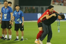 김상식 감독 훈훈한 장면, '28살 차' 제자 등에 업고 시상대로... 베트남 팬들 '뜨거운 환호'