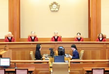 헌재 "국내 출생 외국인, 출생등록 규정 안둔 입법부작위는 위헌"