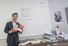 "책이야말로 내가 갈 길"…2선 시장이 'K출판 구원투수' 된 이유