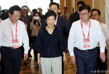 [속보]박근혜 "지도부 중심 일치 단결해야…국민 신뢰 회복이 개혁"