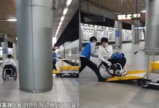 "저렇게 도움 받고선"…박위 "인생 꿀" KTX 타는 법 영상 재조명