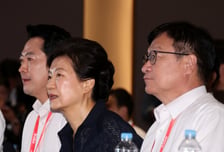 국힘 '기립박수' 받은 박근혜 "다수당 될 수 있다…지도부를 중심으로"[현장+]