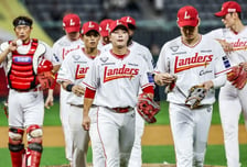 '4연속 100만 관중 달성' SSG, 1236일 만에 한화전 싹쓸이 겹경사... "팬들께 보답해 기쁘다" 이숭용 감독도 웃었다