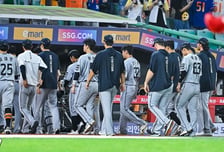 '실책-실책-실책-포일' 한화는 이길 자격 없었다... '8월 승률 0.188' 씁쓸한 현주소 보여줬다 [인천 현장]