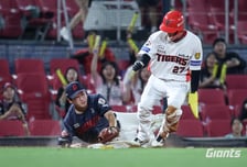 'KBO 불문율 지키려다 대참사 나겠네' 김태형-이범호 감독이 직접 말한 '8회 11점 차' 수건까지 던졌는데...