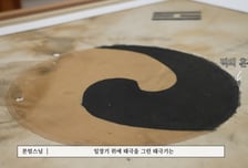 일장기 위에 그린 태극기…"외증조부 독립운동가" 김성경 오열