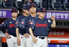 "이이무라 부담 갖지 마, 선발도 힘냈으면" 외인 다독인 사령탑, 32G 남겨둔 롯데 선수단에 당부한 말은 [부산 현장]
