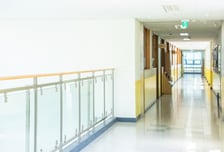 "단발머리, 진한 화장" 원주 한 여고에 '여장남자' 발칵...잡고 보니