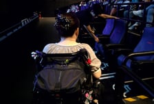 "배우 턱 밖에 안 보여" 남들은 피하는데…장애인석 70%가 '1열'