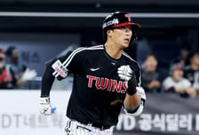 '무려 90분 우천 중단' 믿었던 김진욱마저 '4⅓이닝 7실점 붕괴' 롯데 충격 4연패, LG 7회 강우콜드 승 [부산 현장리뷰]