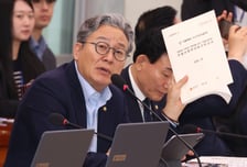 與 "주택공급에 정치의 시간 없다…모든 부지 살피고 절차 걷어낼 것"