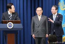 중폭 개각이라지만 절반의 쇄신...靑 컨트롤타워는 결국 '유임'