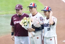 [포토] 양의지 2000경기-2000안타, 박찬호-최주환 축하꽃다발