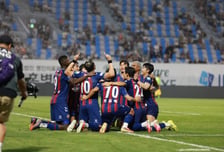 '10경기 무패' 수원FC, 짜릿 2:1 역전승 '2위 점프'→'선두' 수원 삼성과 1점 차... 부산 '7경기 무승 수렁' [수원 현장리뷰]