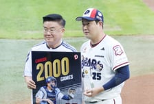 [포토] 양의지 2000 경기 출장, 김태룡 단장의 축하