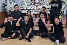 '거탑 막내' 김호창, 故 이용주 영정 앞 애써 미소…"끝까지 가볼게"