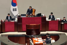 與 "5·18 왜곡 매체에 정부 광고 말아야"…최휘영 "제한 장치 마련"