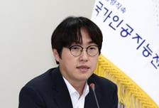 4개월 만에 공직 컴백한 하정우, "지역 어르신 AI 접근성 높여야 진짜 3강"