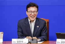 '동접 5.8만' 베일 벗은 김민석표 민주당TV…"첫방 성공적, 장기흥행은 글쎄"