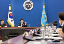 靑 청년 펠로우십, 첫 출근…강훈식 실장 "센서이자 스피커 역할 해 달라"