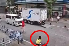 도쿄 번화가서 옷 내리고 '용변' 본 여성…경찰들 '모른 척' 지나갔다