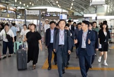 산으로 둘러싸인 김해공항에 첨단위성항법 적용…착륙 안전성 높인다