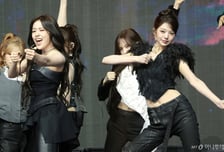 "팬들 수금한다"…장원영·안유진 전시, 고가 논란에도'예매 1위'
