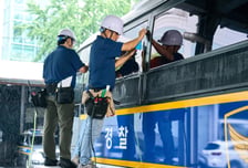 "실내 온도 낮춰준다"..현대차그룹, 경찰버스에 '나노 쿨링 필름' 적용