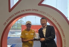 '장학금 받던 꿈나무, 이젠 은혜 갚는 프로로'... OK골프장학생 3기 조혜림, 최윤 회장에 손수 제작 '감사패' 깜짝 전달